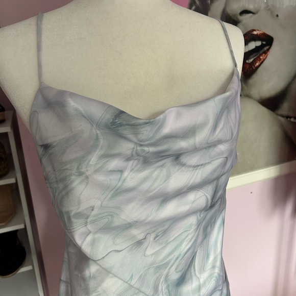 🫧Blue and white swirl print cami top with adjustable straps and a cowl neckline - Picture 2 of 4